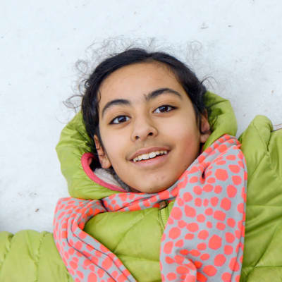 Suomeen saapunut kymmenvuotias palestiinalaistyttö Farah haltioituu lumesta, oppii hiihtämään, etsii ja löytää paikkansa maailmassa.
