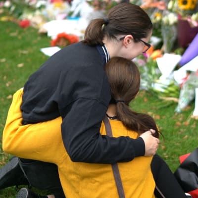 Teinitytöt halaavat toisiaan Christchurchin muistopaikalla