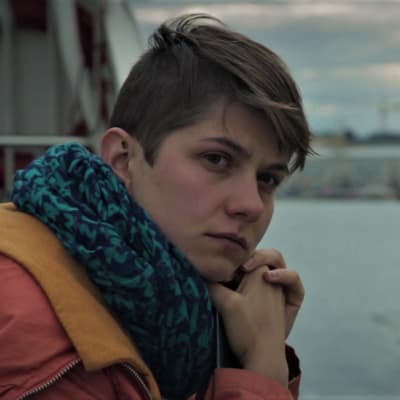 Mirna Kulas seisoo Suomenlinnan lautalla.