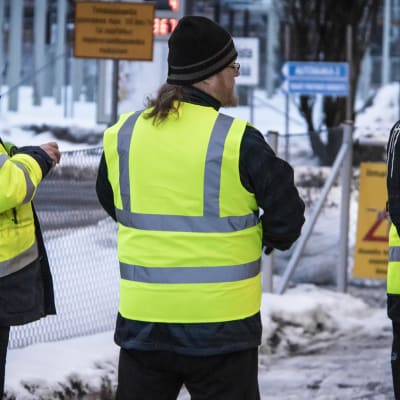 Lakkovahteja Oulun Stora Enson tehtaan portin edustalla. 