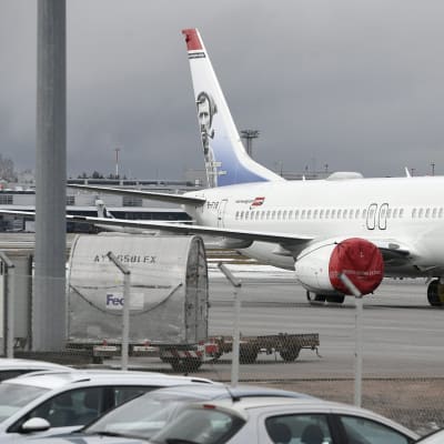 Lentokiellossa oleva Norwegianin Boeing 737 MAX 8 -kone Helsinki-Vantaan lentokentällä