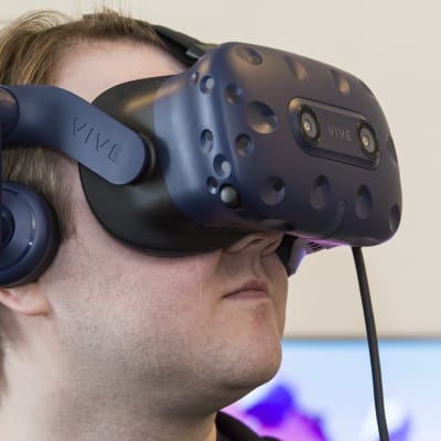 Miehellä on päässään VR-lasit.