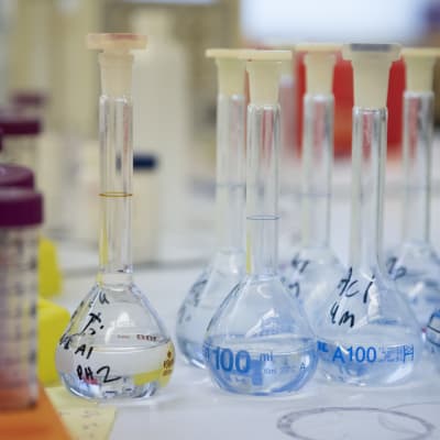 näytepulloja laboratoriossa