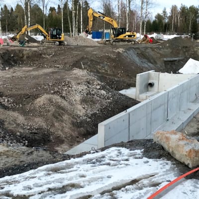 Kuvassa Suntin patotyömaa