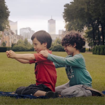 Aatos ja Amine puistossa, leikkimässä lentävällä matolla. Reetta Huhtasen dokumenttielokuvasta. 