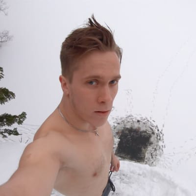 Kasper Kumpulainen valmistautuu avantohyppyyn Espoon Nuuksiossa.