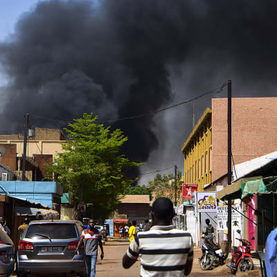 Räjähdyksestä nousee tummaa savua Ouagadougoun taivaalle, Burkina Fasossa.