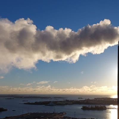  Hanasaaren voimalaitoksen piippu aurinkoisessa säässä Helsingissä.