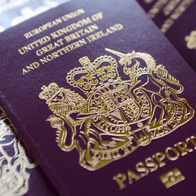 Brittiska pass med texten "Europeiska unionen" på pärmen.