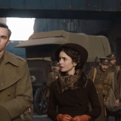 Tolkien (Nicholas Hoult) och barndomskärleken Edith (Lily Collin) strax innan han åker ut i kriget.