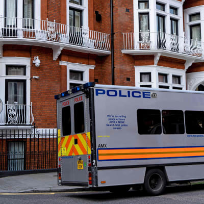 Poliisiauto kuvattuna Ecuadorin lähetystön edustalla Lontoossa 11. huhtikuuta Julian Assangen pidätyksen jälkeen. 