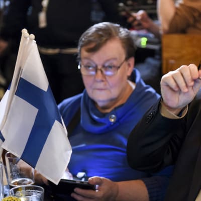 Sinisten Jari Lindström (oik.) puolueen vaalivalvojaisissa Helsingissä 14. huhtikuuta.