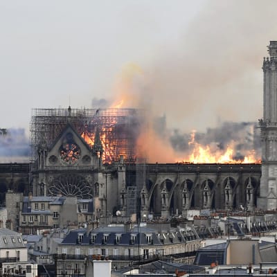 Notre Damen kattorakenteet paloivat Pariisissa 15. huhtikuuta. 