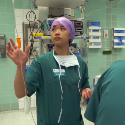Shielou Gomeyac har efter drygt fem år i Finland äntligen fått yrkesrättigheter som sjukskötare. Hon har en fyraårig universitetsutbildning till sjukskötare från Filippinerna och nu efter många om och men också en finländsk utbildning. 