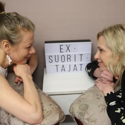 Laura Ruotsalainen ja Susanna Tiljander katselevat toisiaan