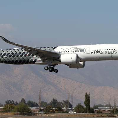 Airbus A350 -kone ilmailunäytöksessä Chilessä.