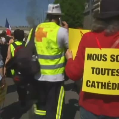 "Vi är alla katedraler", säger en demonstrant i Paris 20.4.2019
