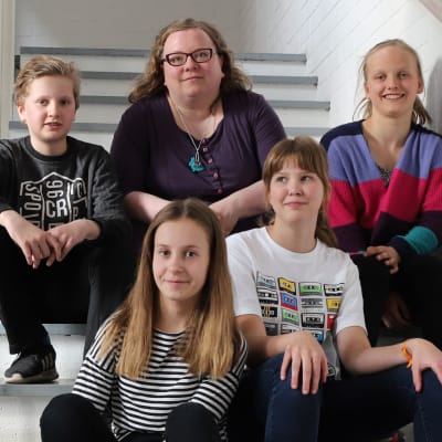 Takana vas. Nuutti Ollikka, Enni Lainesalo, Iiris Seppänen ja edessä vas. Sara Lehto ja Saima Valaja istumassa portaikossa.