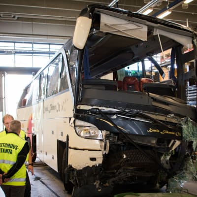 Kuopion bussiturman onnettomuusbussi teknisessä tutkinnassa.