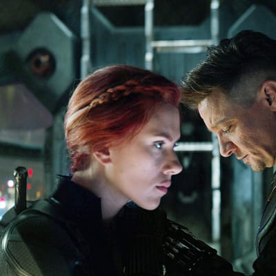 Scarlett Johansson as Natasha Romanoff ja Jeremy Renner.