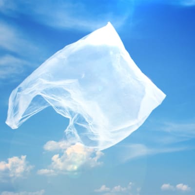 muovipussi lentää sinisellä taivaalla
