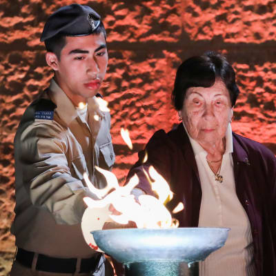 Holokaustista selvinnyt Fanny Ben-Ami sytytti soihdun holokaustin uhrien muistolle Jerusalemissa.