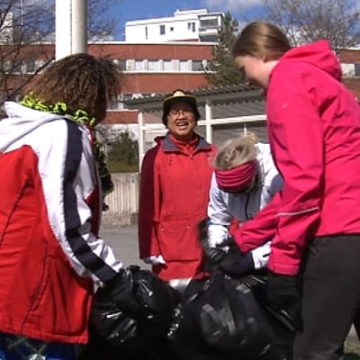 Talkoolaiset laittavat roskia jätesäkkeihin Jyväskylän Tourulassa.