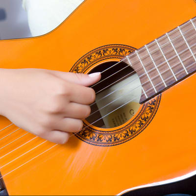 Tyttö soittaa kitaraa.