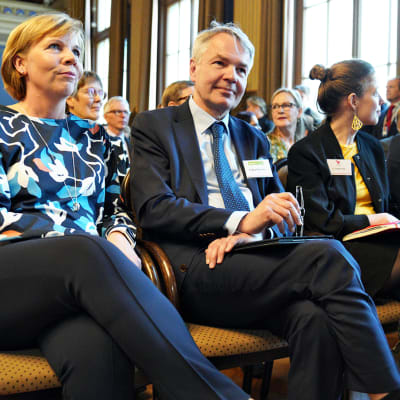 Anna-Maja Henriksson (rkp),  Pekka Haavisto (vihr.), Li Andersson (vas.) ja Antti Rinne (sd.) hallitusneuvotteluissa torstaina 9. toukokuuta.