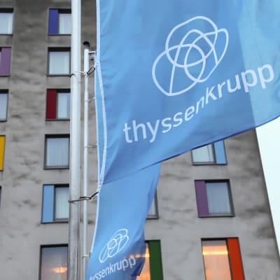 Thyssekruppin lippuja salossa.