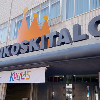 Kuusankoskitalon sisääntulon päällä kruunu