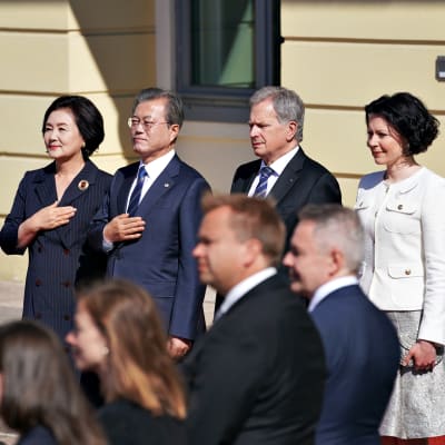 Etelä-Korean presidentti Moon Jae-in (toinen vasemmalta) vierellään puolisonsa sekä presidentti Sauli Niinistö ja puolisonsa Jenni Haukio katselevat vastaanottojuhlallisuuksia maanantaiaamuna 10. kesäkuuta 2019.