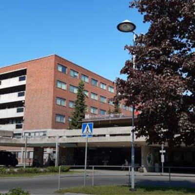 Sairaalan pääsisäänkäynti ja parkkipaikka