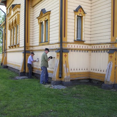 Talkoolaisia tornion ortodoksikirkolla