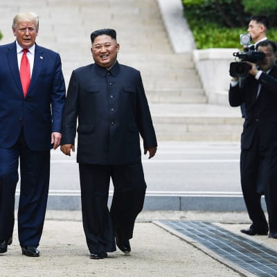 Trump ja Kim astuivat yhdessä Pohjois-Korean puolelle
