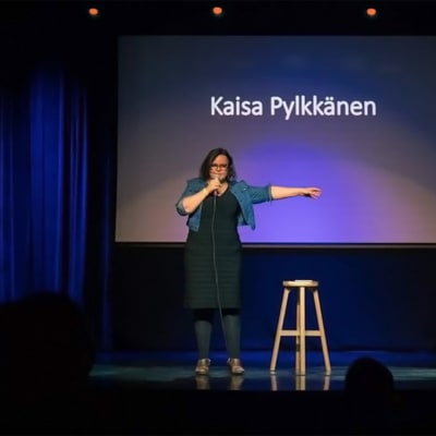 Stand up -koomikko Kaisa Pylkkänen esiintymässä Yhdysvalloissa klubilla. 