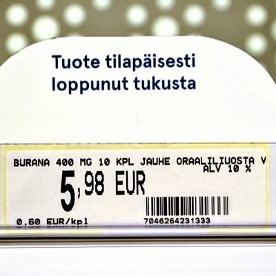 Tuote on tilapäisesti loppunut tukusta -ilmoitus apteekin hyllyllä.