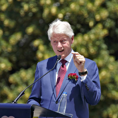 Bill Clinton kuvattuna Kosovon matkallaan 12. kesäkuuta 2019.