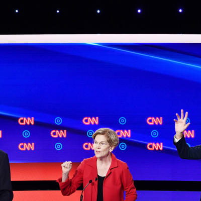 Bernie Sanders, Elizabeth Warren ja Beto O'Rourke osallistuivat vaaliväittelyyn Detroitissa.
