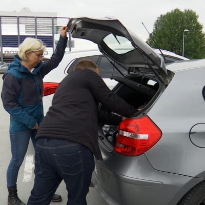 Kimppakyyti kyytiläinen autoilu yksityisautoili