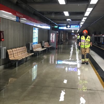 Rautatieaseman metrolaituri tulvi 23. elokuuta rankkasateen seurauksena. 