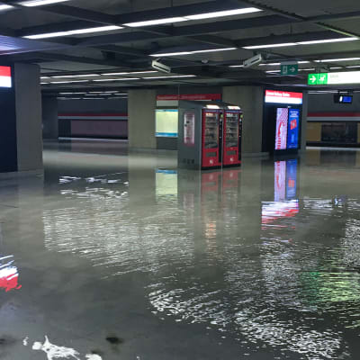Rautatientorin metroasema tulvi Helsingissä 23. elokuuta.