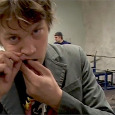 Nuori mies laittaa nuuskaa huulensa alle.