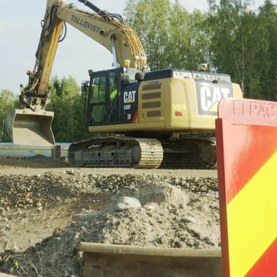 Kaivinkone tekee tienpohjaa