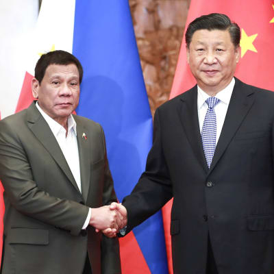 Xi Jingping ja Rodrigo Duterte kättelevät Pekingissä.