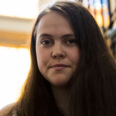 Tourette-sairaus saa lukiota käyvän Katariina Räikkösen elehtimään ja kiroilemaan hallitsemattomasti