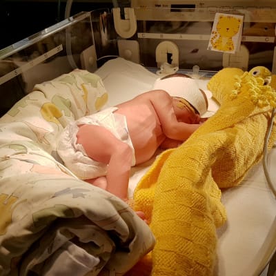 vauva nukkuu sairaalassa