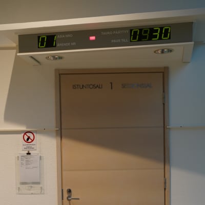 Dörr till en rättssal i Västra Nylands tingsrätt.