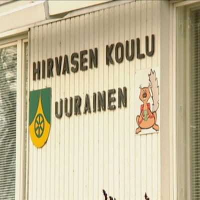 Hirvasen koulu Uuraisilla, nelostien varressa.