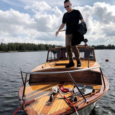 Kuvassa Jouni Mustonen veneessä